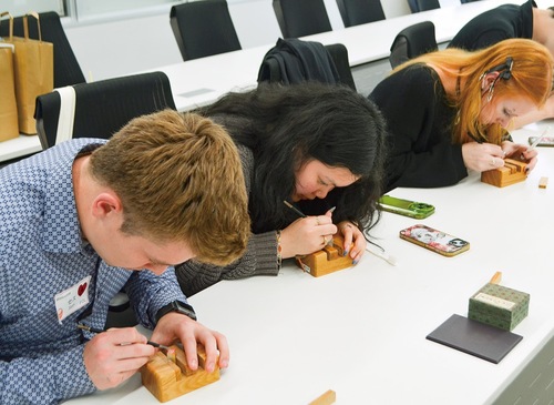 夢中にはんこを彫る留学生