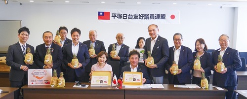 関係者らの記念撮影