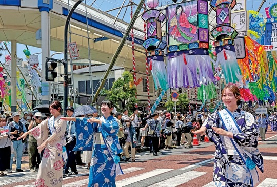 昨年、七夕飾りの下で行われたパレード