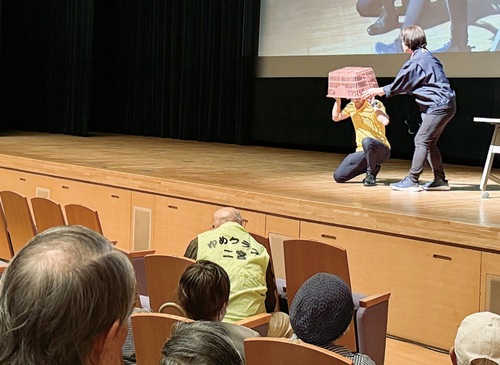 講演を聞く参加者