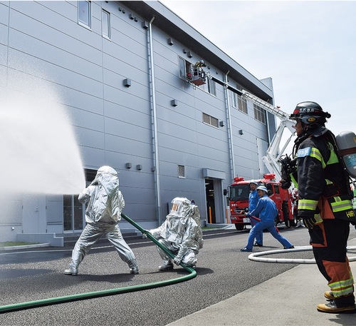 危険物施設から出火した想定で訓練する様子