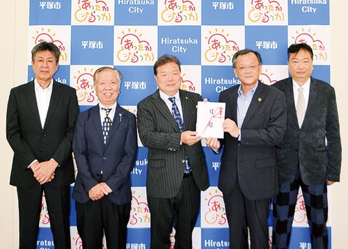 落合克宏市長と同クラブのメンバー