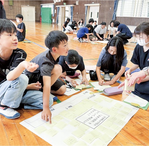 意見を出し合う児童ら