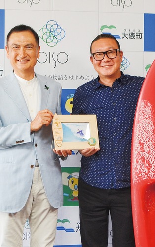 池田町長（左）、井上さん