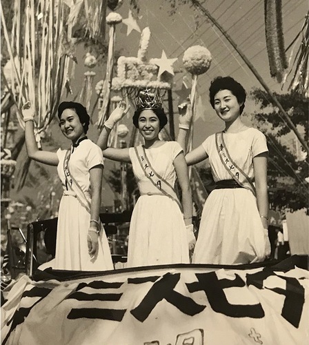 パレードに参加する能勢さん（中央）