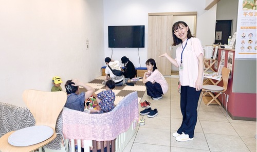 ベビー休憩室を紹介する山西さん（昨年）