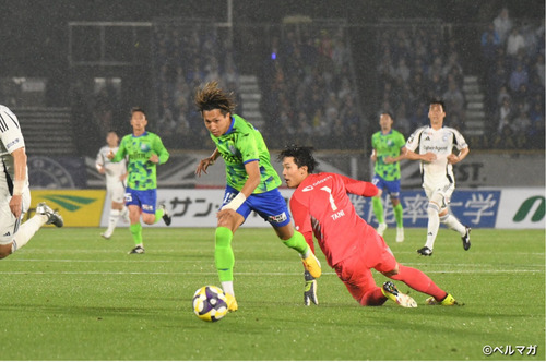 交代直後に、裏に抜け出し、ＧＫやＤＦをかわし、落ち着いてゴールを決めた福田翔生選手。今季４得点目。