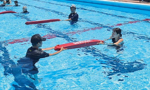 チューブを使って救助する様子