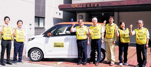 青パトの前に立つメンバー