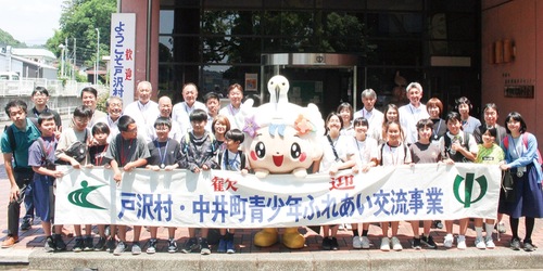 記念撮影をする参加者ら（提供）