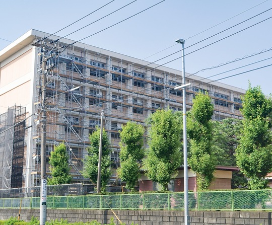 改修が進められる元県立平塚商業高校