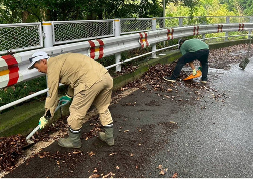 清掃活動をする会員ら＝提供