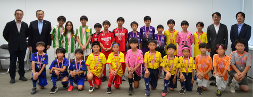 表彰されたチームの選手ら