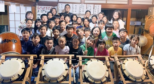 遠藤さん（後列中央）、子ども、講師ら