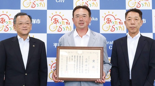 （左から）落合市長、高橋さん、松木さん（JA湘南提供）