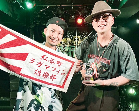 ハイエストカップで優勝したＹＡＮＡＧＩさん（左）とＳＵＮＡＤＥＭＵＳさん