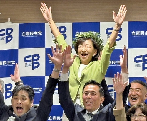 ４選を果たした牧山氏（20日、横浜市中区）