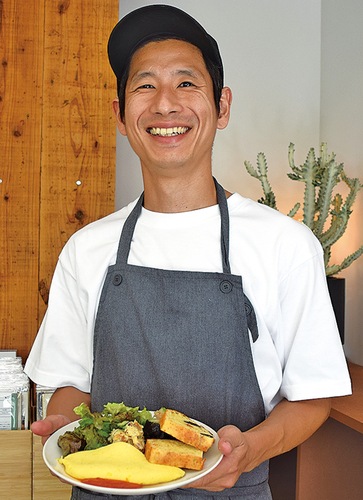 朝食プレートを持つ西野さん