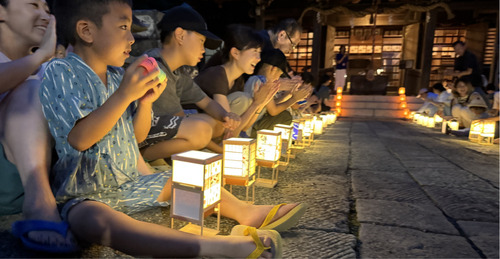 社殿前で行われた行燈ライトアップ