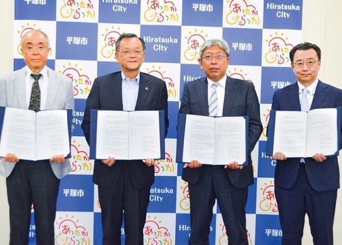 関係者による協定締結式