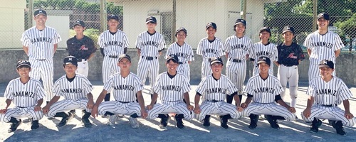 監督（上段右）と選手ら