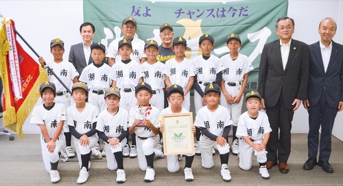 表敬訪問した同チーム部員ら