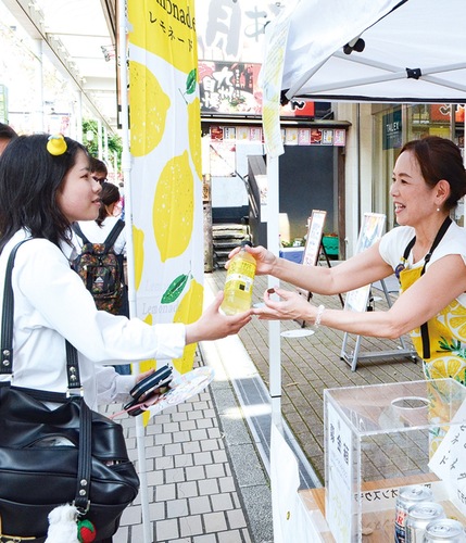 レモネードを販売する様子