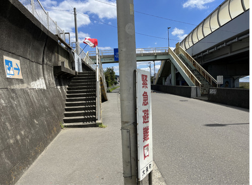 緊急避難口の看板と、津波来襲の危険を知らせるため赤と白の「津波フラッグ」