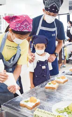 生クリームを絞る参加者