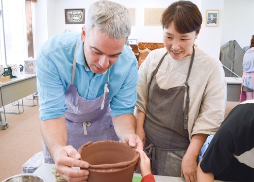 陶芸家のネイサンさん（左）と岡村さん