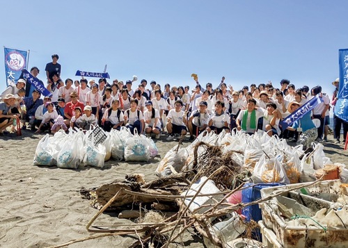 海岸清掃の参加者（提供写真）