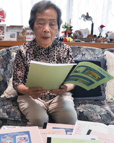 資料を手に、語り部の練習をする伊藤さん