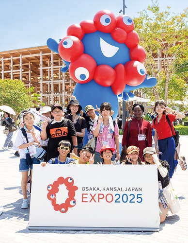 大阪・関西万博を訪問した参加者（提供写真）