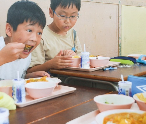 カレーをほおばる児童