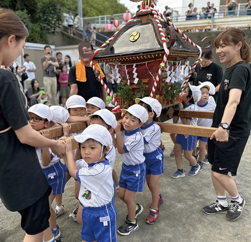 神輿を担ぐ園児（同園提供）