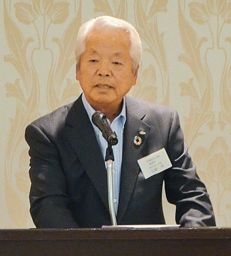 あいさつに立つ石崎会長