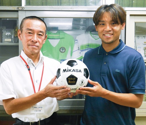 岩田校長（左）にボールを手渡す岡本選手