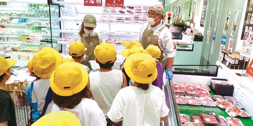 店舗見学する児童ら