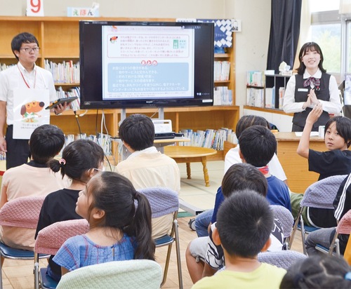 お金を使うルールなどを学ぶ児童ら