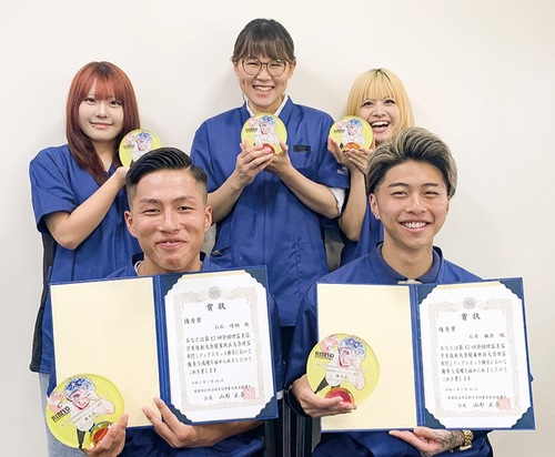 賞状を持つ白石さん（左前）、石井さん（右前）、入賞した３人