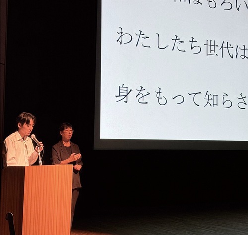 朗読する二宮高校の生徒