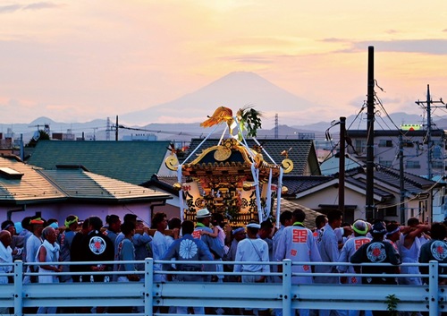 富士山を背に町内を回る神輿（神社提供）