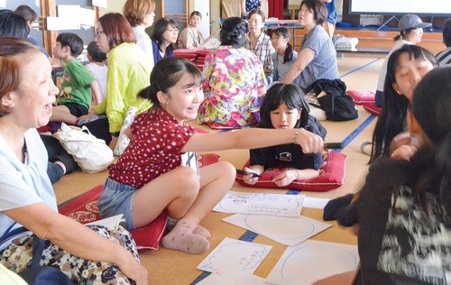 意見を交わす参加者ら