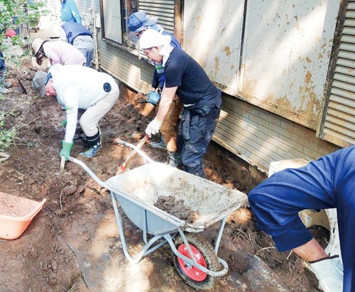 ボランティアが土砂を撤去する様子（提供写真）