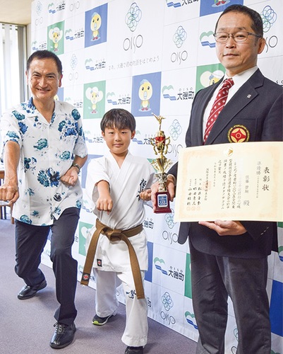 佐藤くん（中央）と福田支部長（右）と池田町長