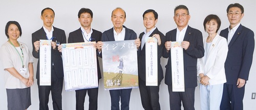 ポスターを持つ吉野教育長と公明ひらつかの議員ら