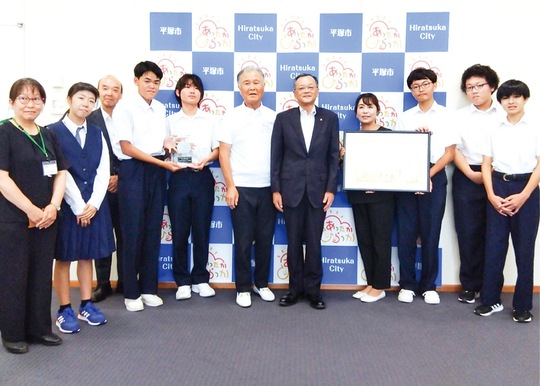 表敬訪問した同会メンバーら（提供写真）