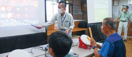 ゲームを楽しむ参加者