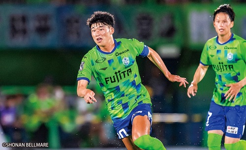 ２桁得点を目指してゴールを狙う鈴木選手