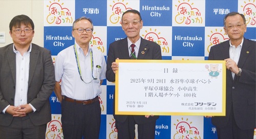 目録を渡す小俣社長（中央）